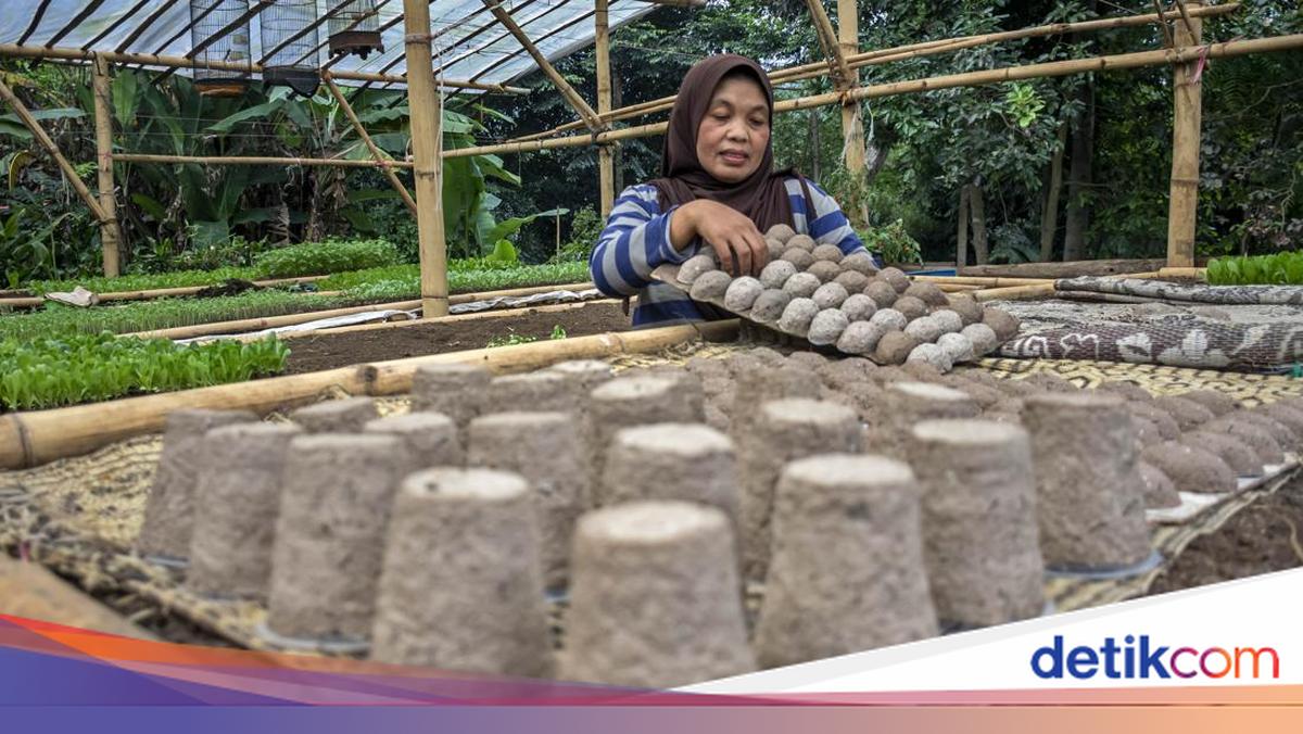 Kreasi Daur Ulang Kertas Buka Peluang Usaha Warga