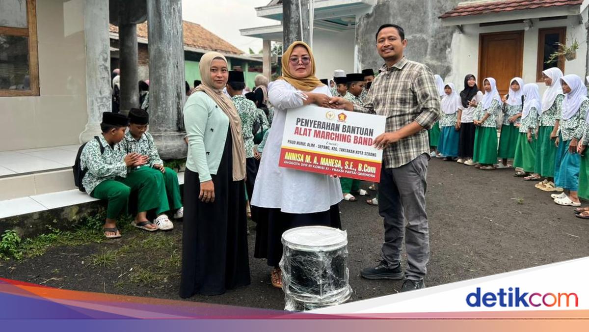 Legislator Gerindra Beri Bantuan Alat Marching Band untuk PAUD Nurul Almi