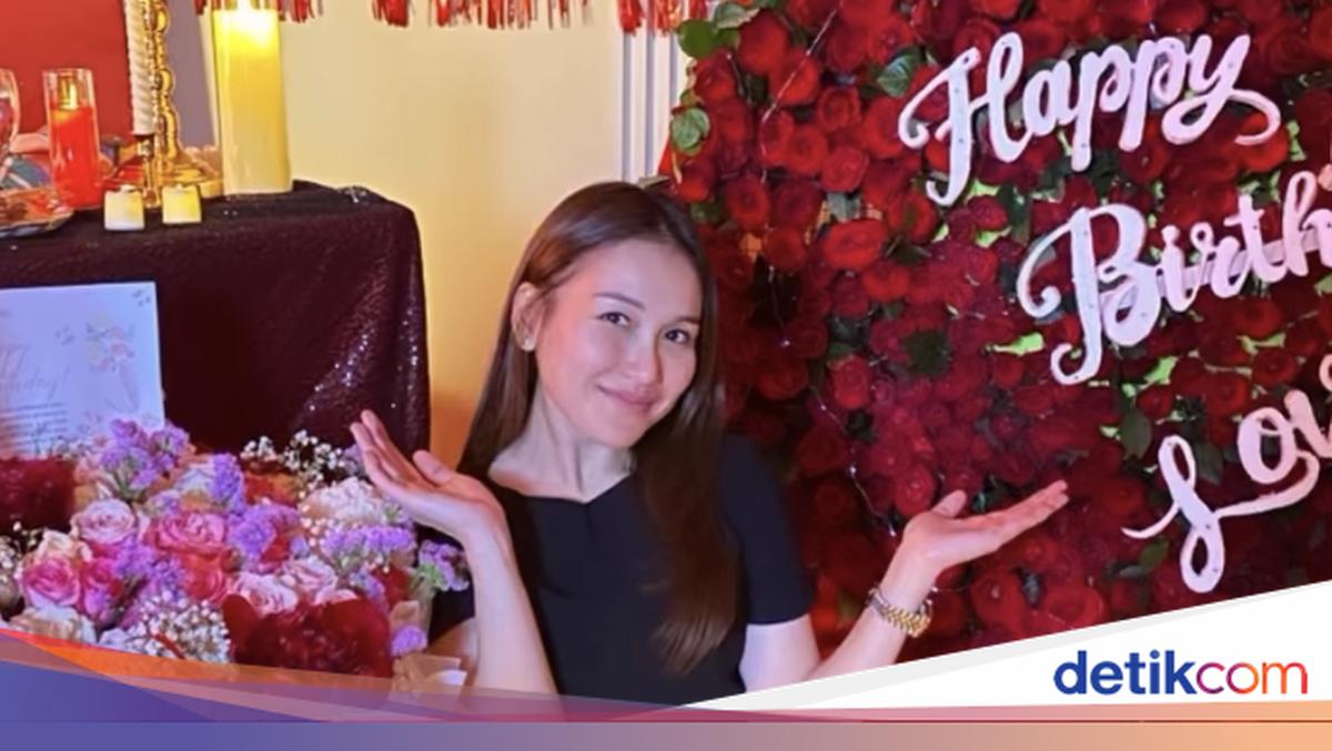 Panggilan Sayang Ayu Ting Ting untuk Kevin Terungkap Usai Isyarat Cinta di Rangkaian Bunga