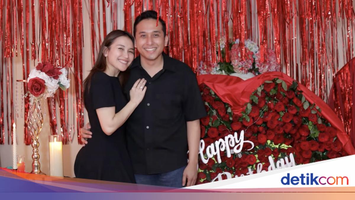 Go Public! Happy Birthday Love dari Kevin untuk Ayu Ting Ting