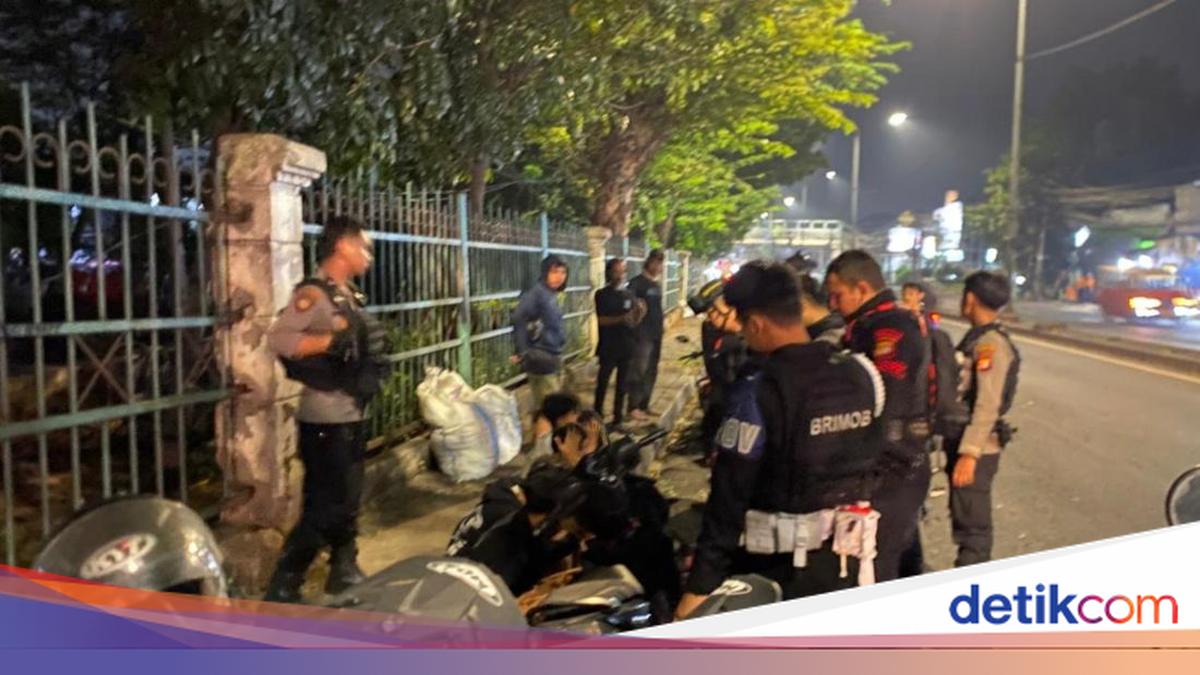 Brimob Bekuk 4 Remaja Mau Tawuran di Kramat Jati, Celurit Disita