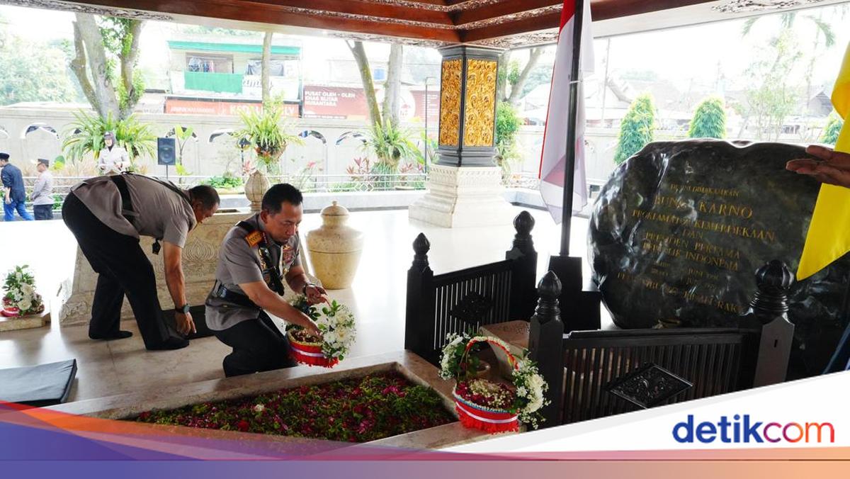 Kapolri Ziarah ke Makam Bung Karno di Blitar, Doa hingga Tabur Bunga