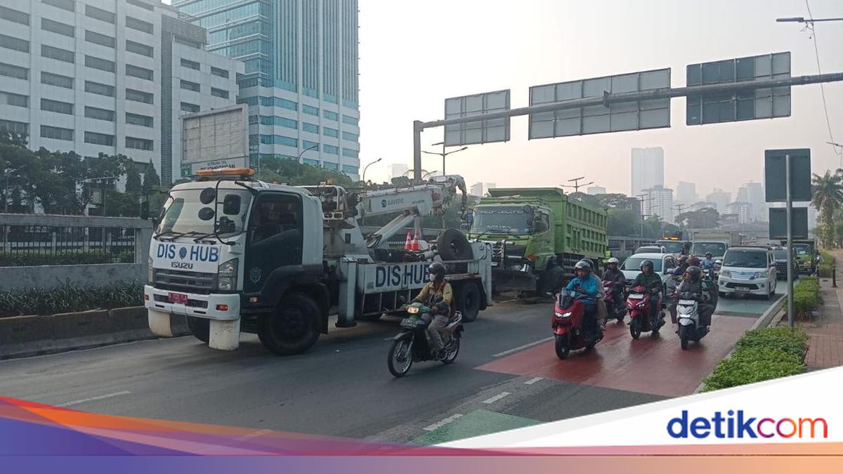 Truk Tabrak Separator Busway Depan Gedung DPR, Bodi Depan Ringsek