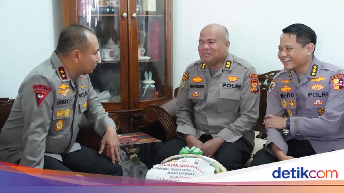 Jelang Hari Bhayangkara ke-80, Kapolda Riau Anjangsana Personel Sakit dan Warakawuri