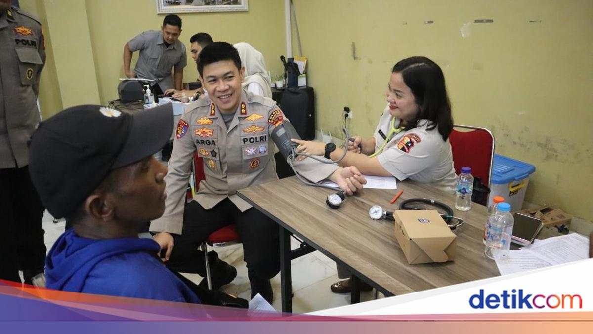 Polres Kepulauan Seribu Donor Darah dan Berbagi ke Ojol-Nelayan Sambut HUT Bhayangkara