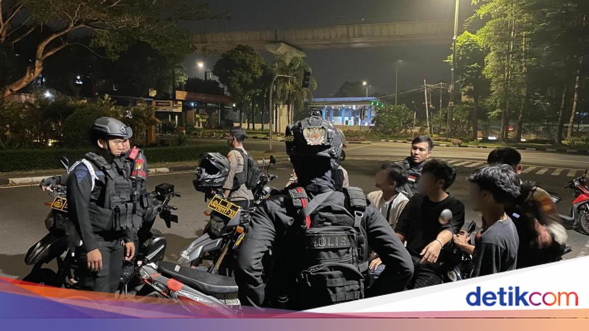 Patroli Brimob Polda Metro Gagalkan Tawuran, 6 Orang Ditangkap-Celurit Disita