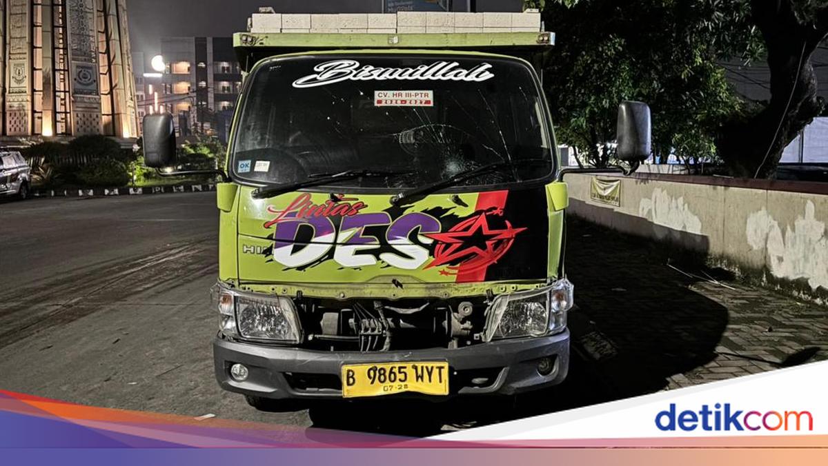 Brimob Polda Metro Amankan Sopir Truk Kecelakaan di Pamulang, 3 Orang Terluka