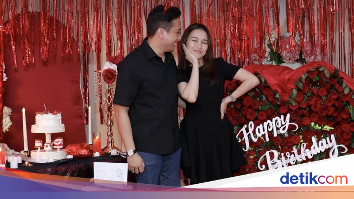 Ayu Ting TingUlang Tahun ke-34, Dapat Banyak Kue hingga Nasi Tumpeng Unik