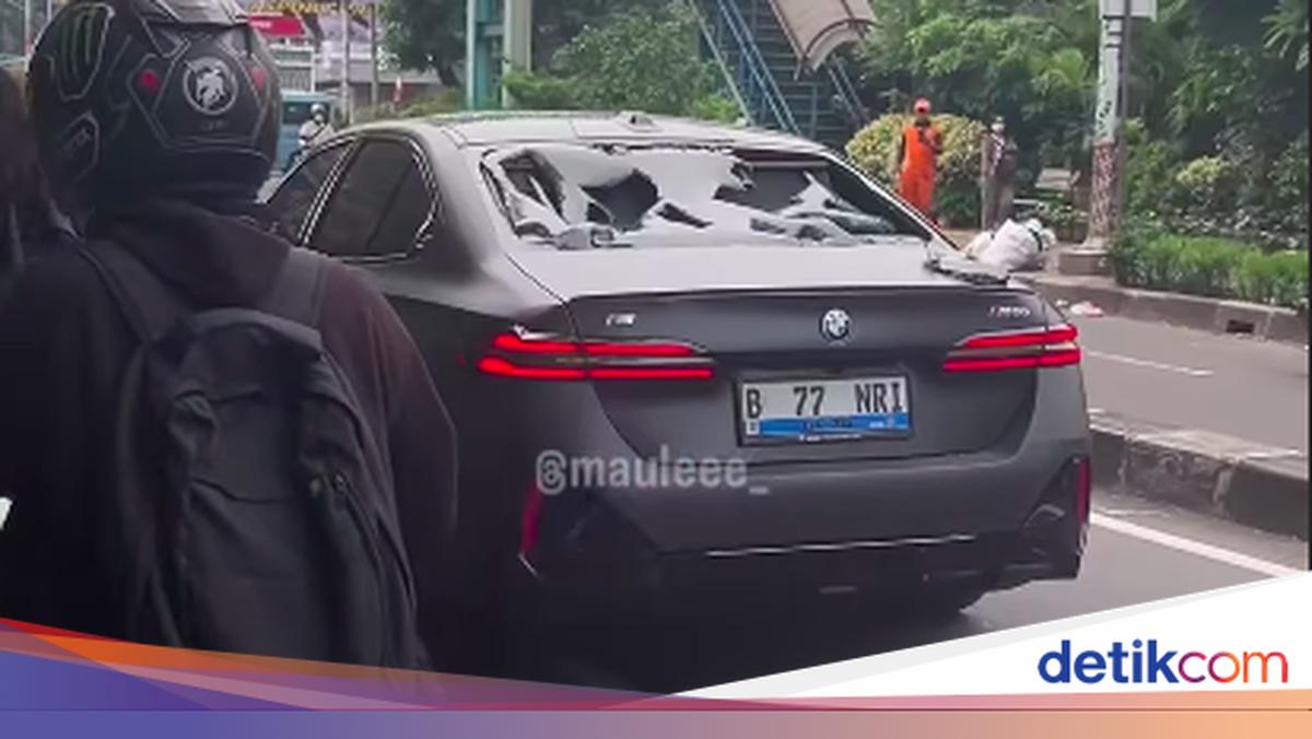Identitas BMW Listrik yang Diamuk Massa usai Tabrak Pemotor