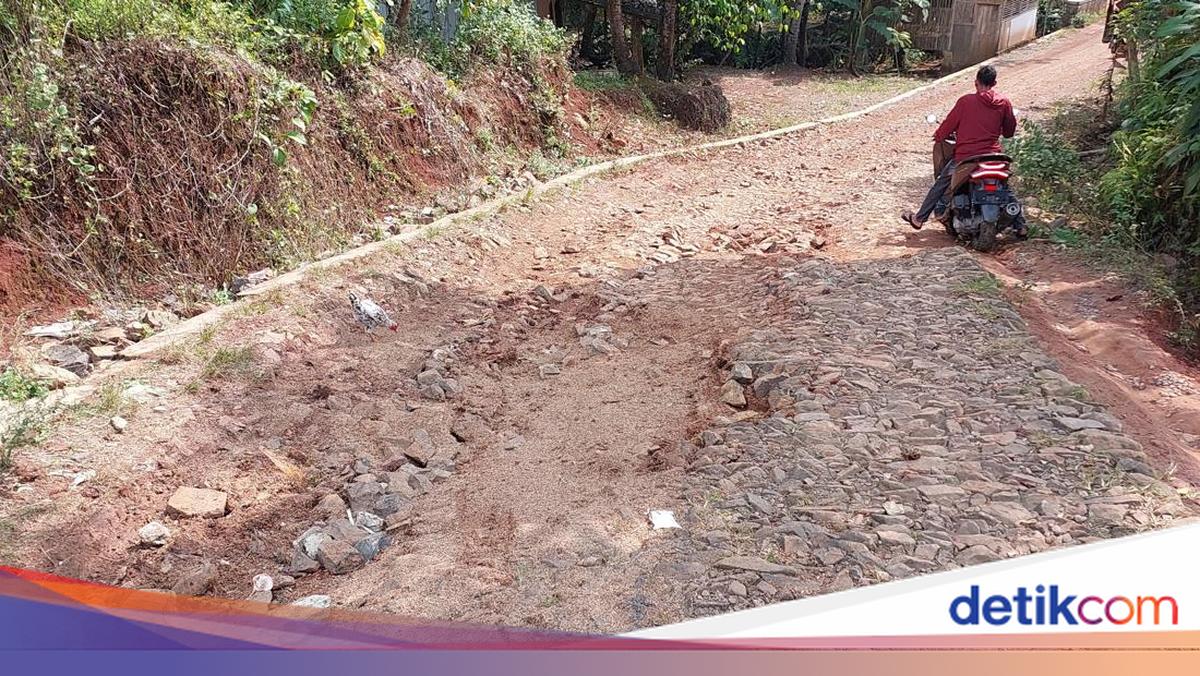 Ini Kondisi Jalan Rusak yang Bikin Warga Pandeglang Teken Petisi Pakai Darah