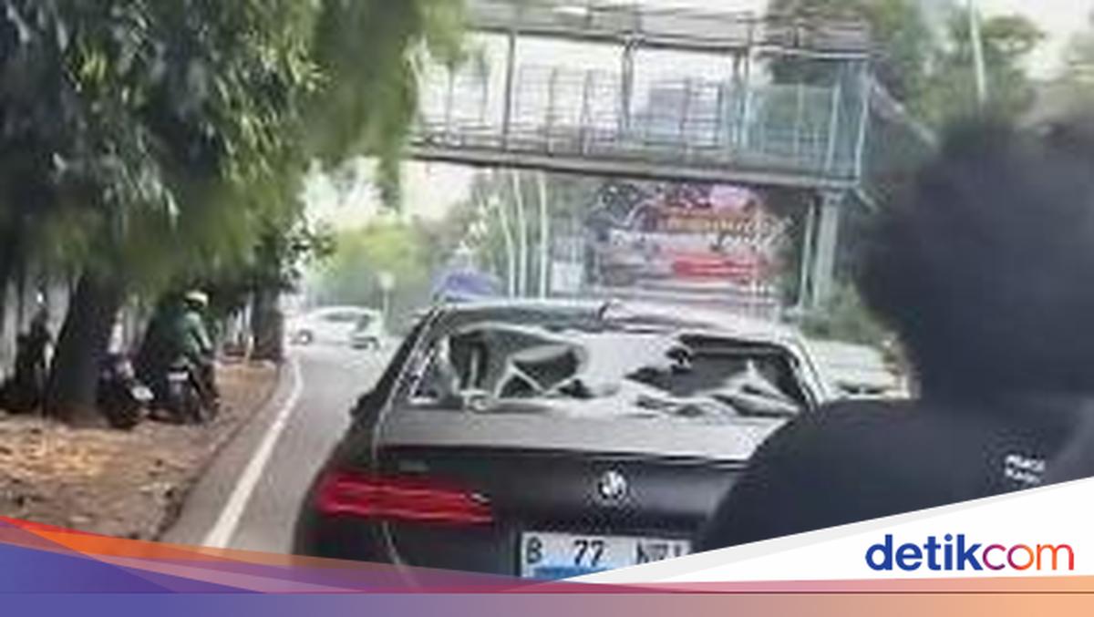 3 Fakta BMW Listrik Tabrak Pemotor hingga Diamuk Massa di Jakbar