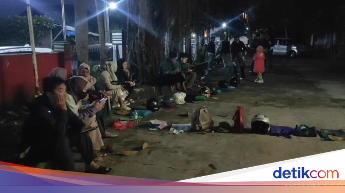 Saat Helm hingga Botol Ikut Antre Pendaftaran SD di Sukabumi