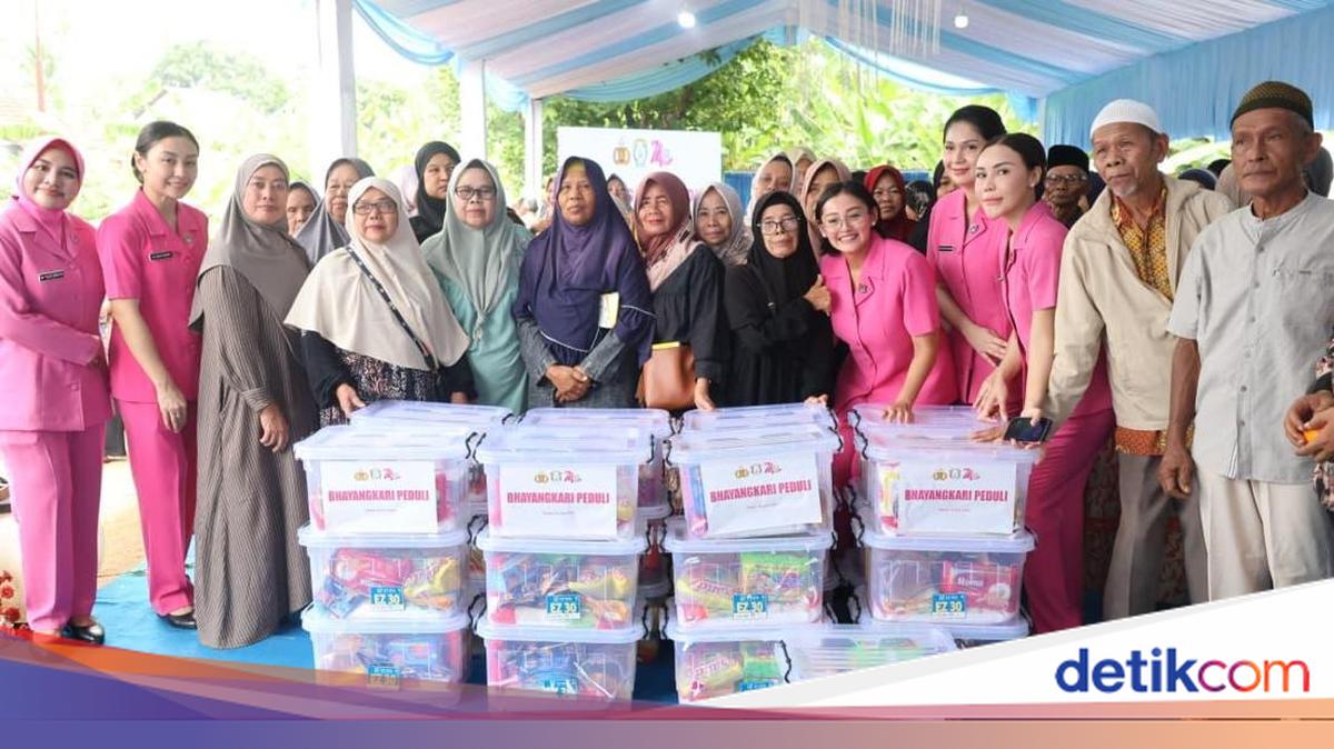 Bhayangkari Polda Metro Bagikan 750 Paket Sembako di Bojongsari Depok