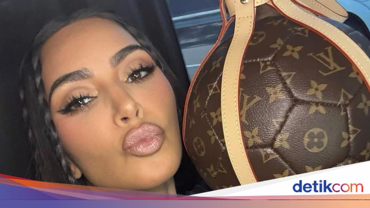 Kim Kardashian Pamer Tas Louis Vuitton Edisi Piala Dunia yang Langka