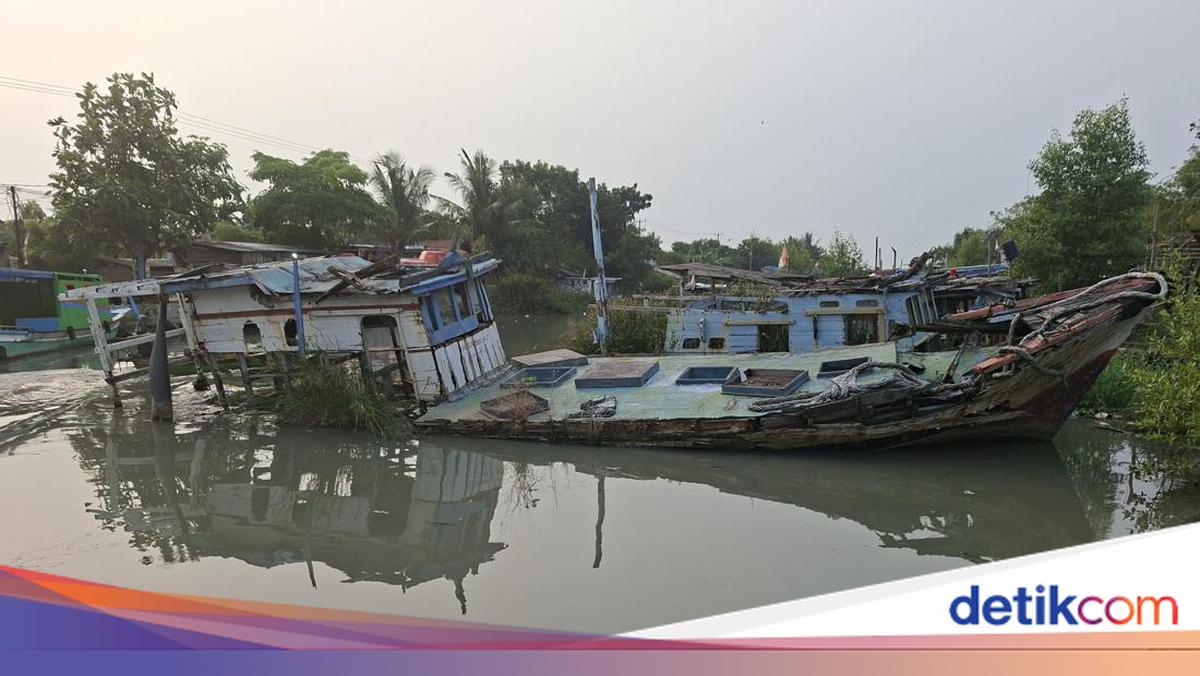 Puluhan Bangkai Kapal Teronggok di Karangantu hingga Nyaris Tenggelam