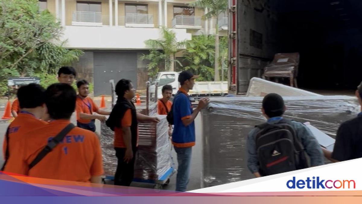 Suasana Hotel Sultan yang Mulai Dikosongkan, Kasur hingga TV Diangkut Truk