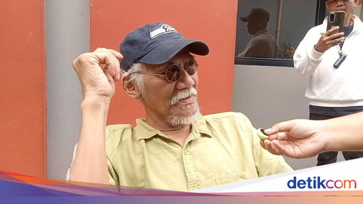 Tio Pakusadewo Menangis Ingat Momen Belajar Mengaji dari Ali Imron di Penjara