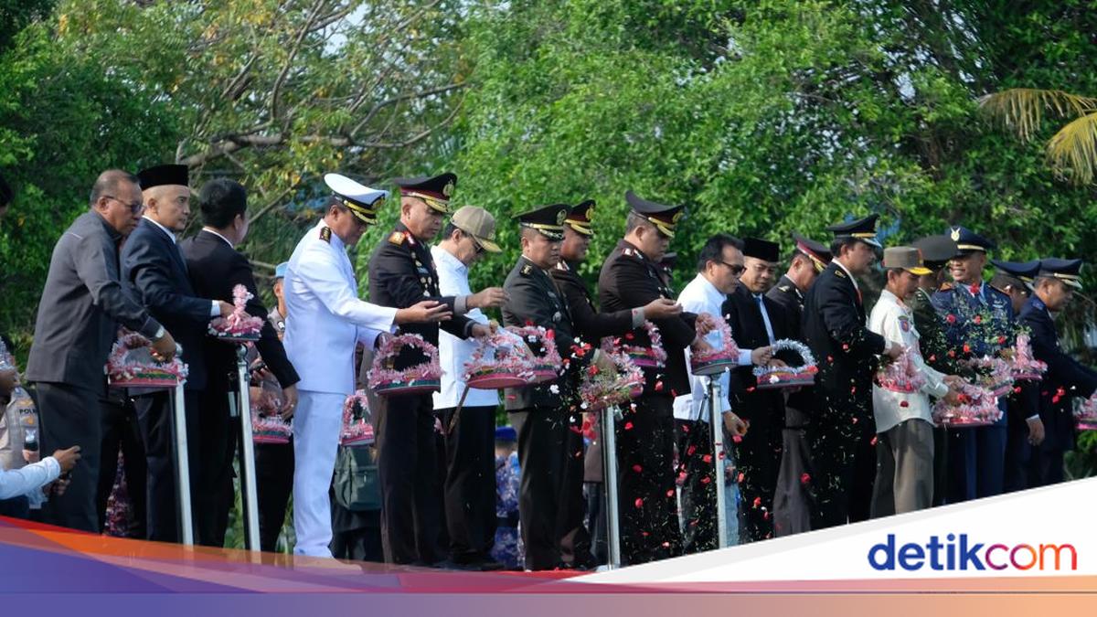 Polda Banten Gelar Tabur Bunga di Selat Sunda Jelang Hari Bhayangkara ke-80