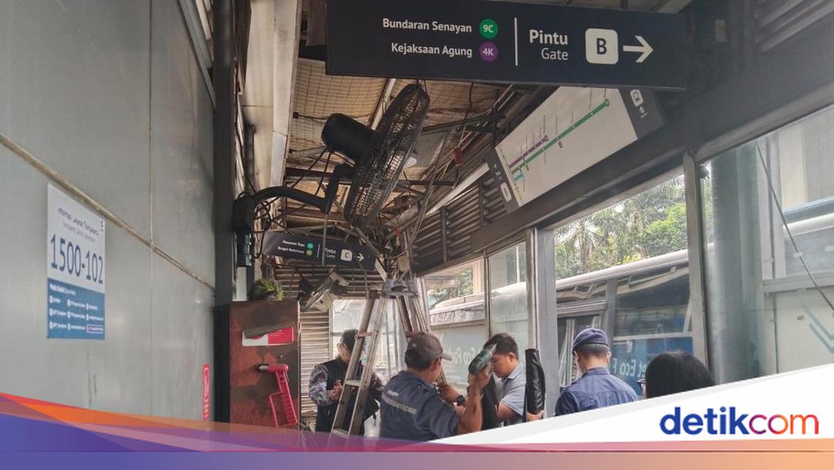 Halte Transjakarta Tebet Eco Park Rusak Ditabrak Truk