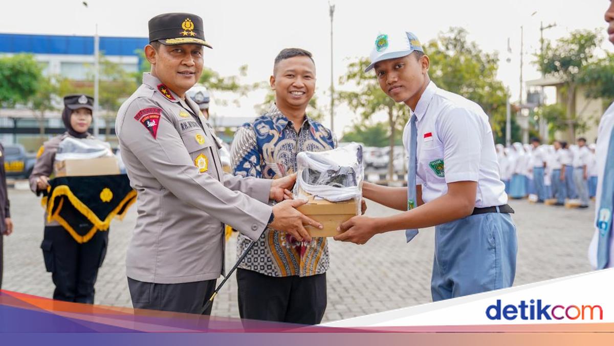 Kapolda Jateng Bagikan 1.000 Pasang Sepatu Gratis ke Pelajar di Sukoharjo