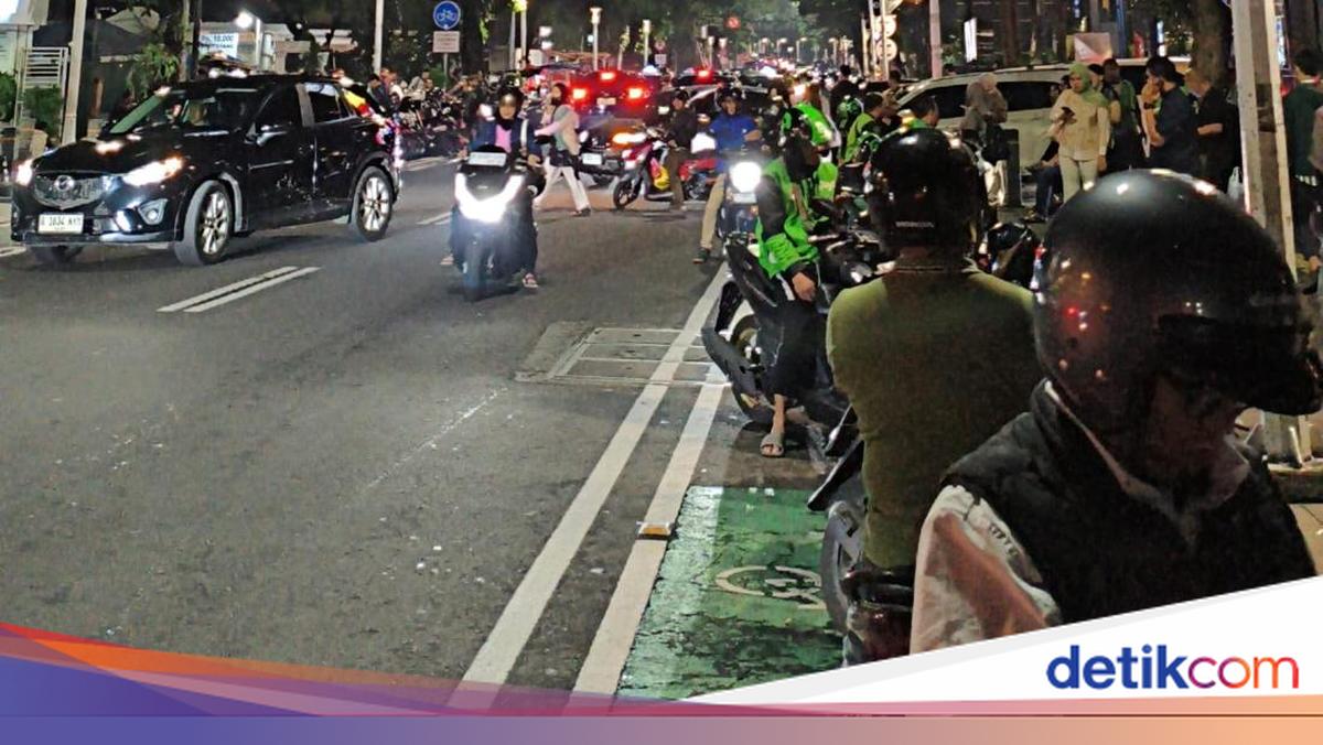 Ditertibkan Dishub, Parkir Liar di Senopati Jaksel Masih Terjadi Malam Ini