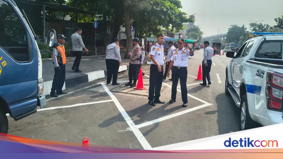 Parkir Liar Picu Macet di Cawang, Dishub Terapkan Parkir on The Street