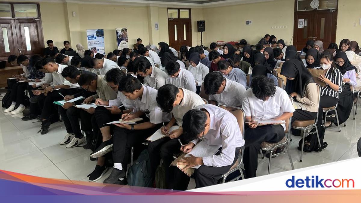 Stori Andika Sandwich Generation Lulusan SMK Cari Kerja di Job Fair Jakbar