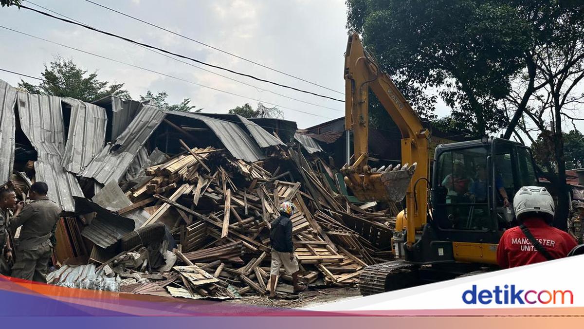 Sejumlah Bangunan Liar di Jalan Juanda Depok Ditertibkan, Lalin Macet