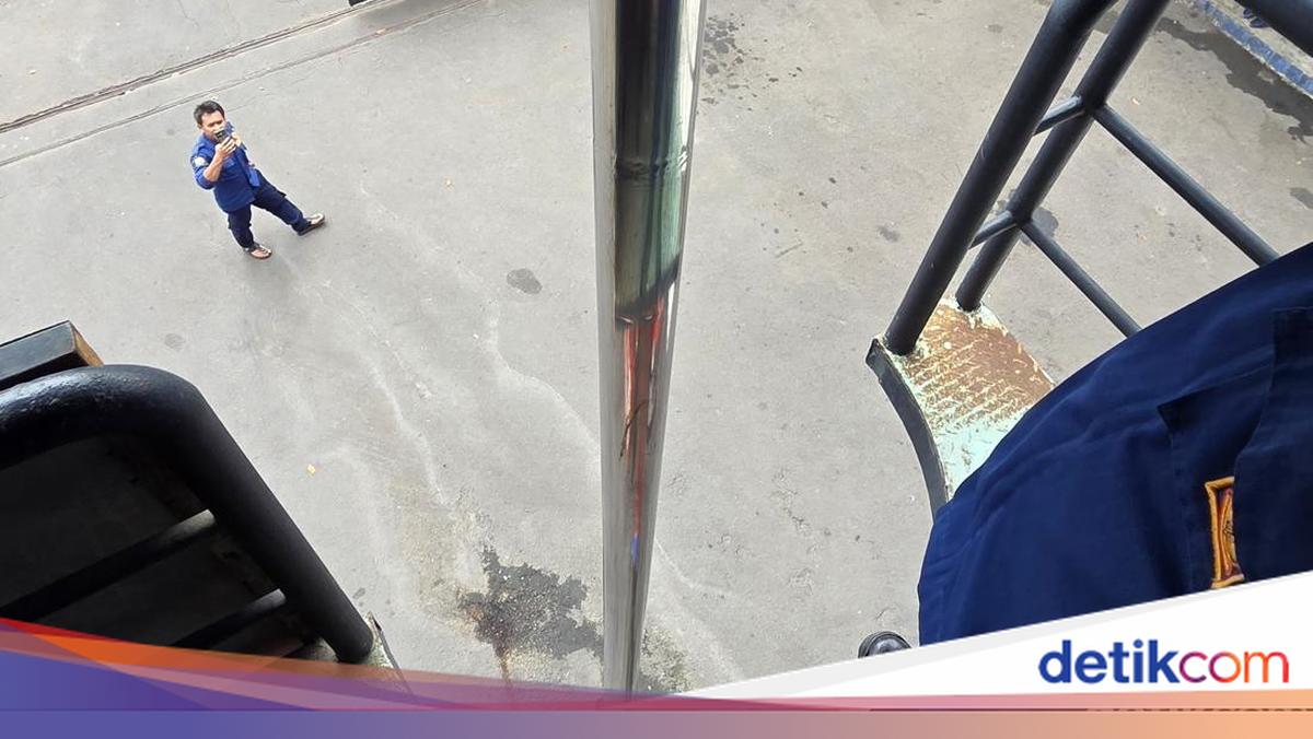 Viral Warga Jajal Tiang Luncur Darurat Damkar Bekasi, Begini Sensasinya