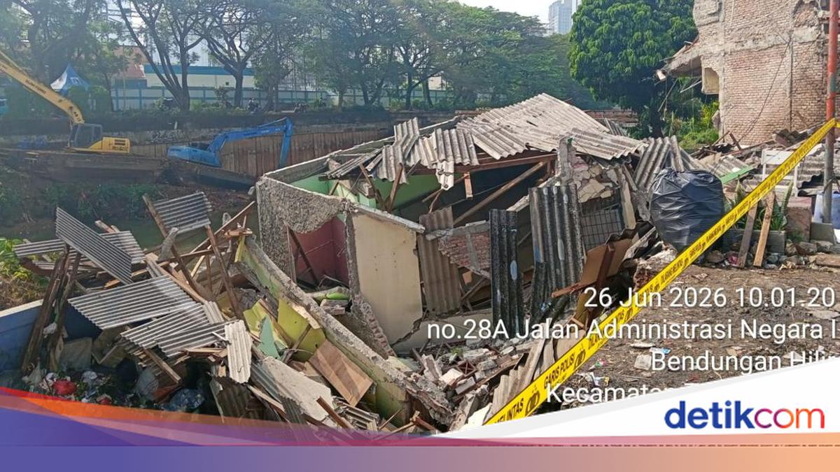 Rumah di Benhil Jakpus Ambruk Akibat Tanah Pinggir Kali Longsor
