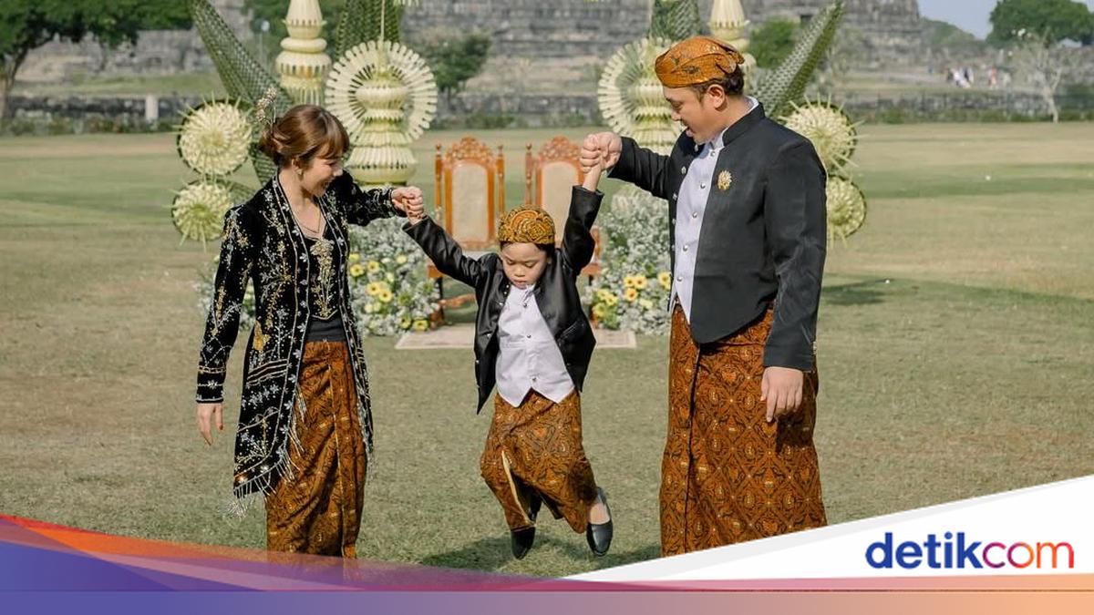 Indah Banget! Pemotretan Keluarga Gilang Dirga Berlatar Candi Prambanan