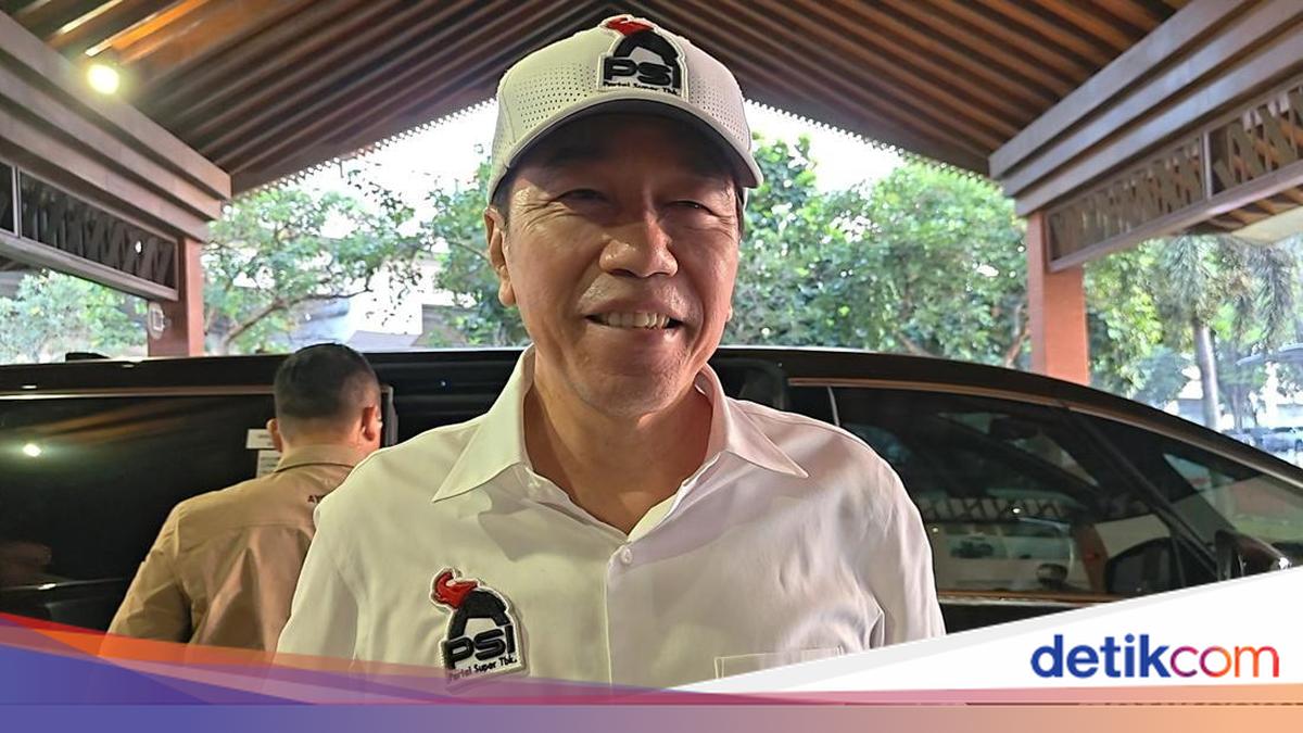 Kode dari Jokowi soal Berbaju dan Bertopi PSI