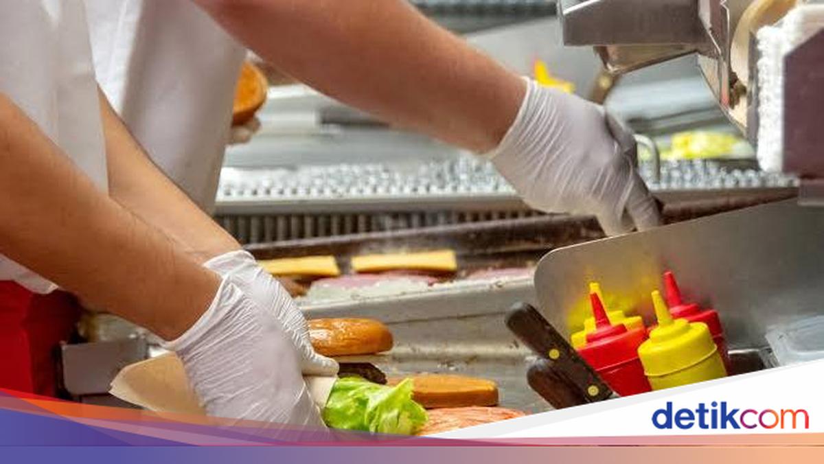 Komplain Pesanan, Pelanggan Ini Diberi Makanan dari Tempat Sampah!