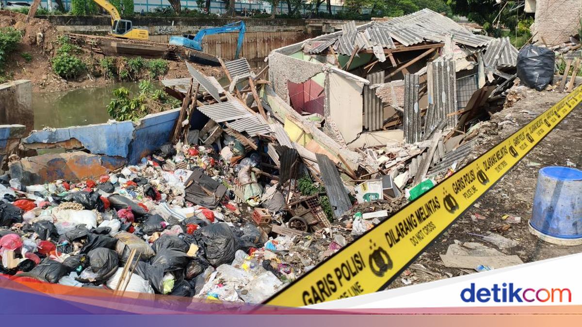 Ambruknya Rumah Pinggir Kali di Benhil Jakpus gegara Abrasi