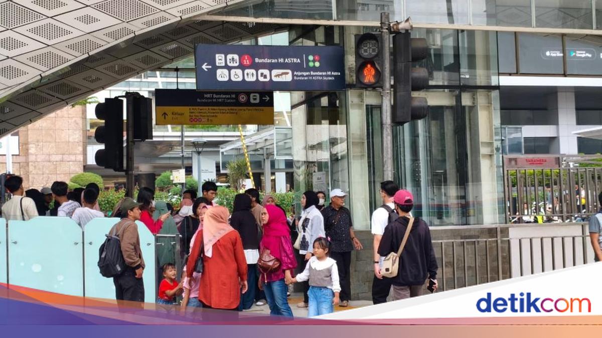Halte TJ Bundaran HI Dipadati Warga yang Ingin Rayakan Puncak HUT Jakarta