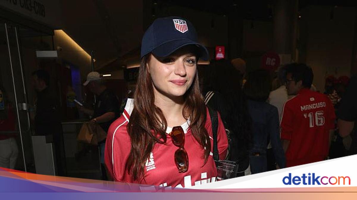 Joey King Tampil Unik di Laga AS vs Turki, Padukan Jersey Turki dan Topi USA