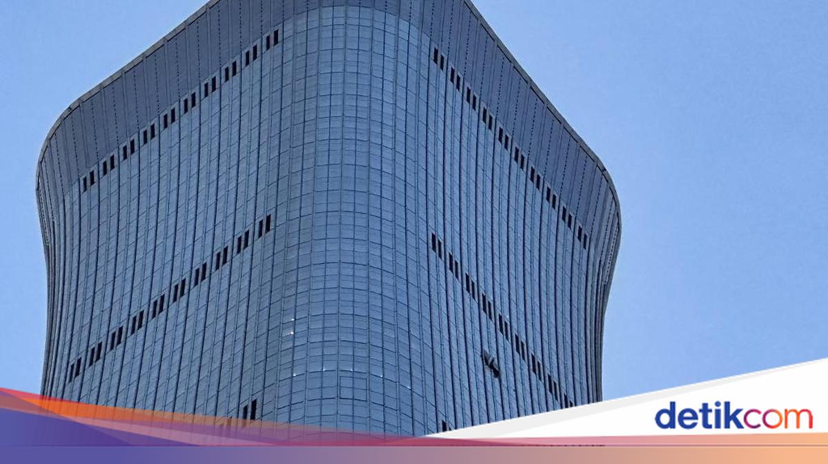 Pesawat Tabrak Gedung Tertinggi di Beijing, Pilot Tewas-13 Orang Luka