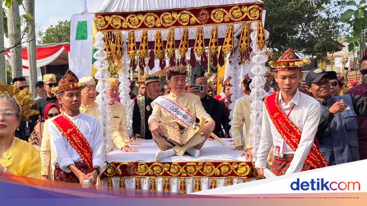 Jokowi Dapat Gelar Adat Baginda Pemuka Bangsa saat Safari di Lampung
