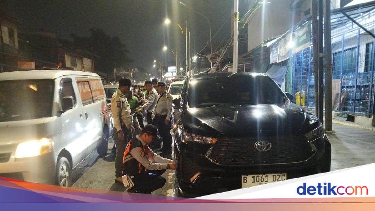 Dishub Cabut Pentil Mobil-mobil Parkir Liar di Jl Minangkabau Jaksel