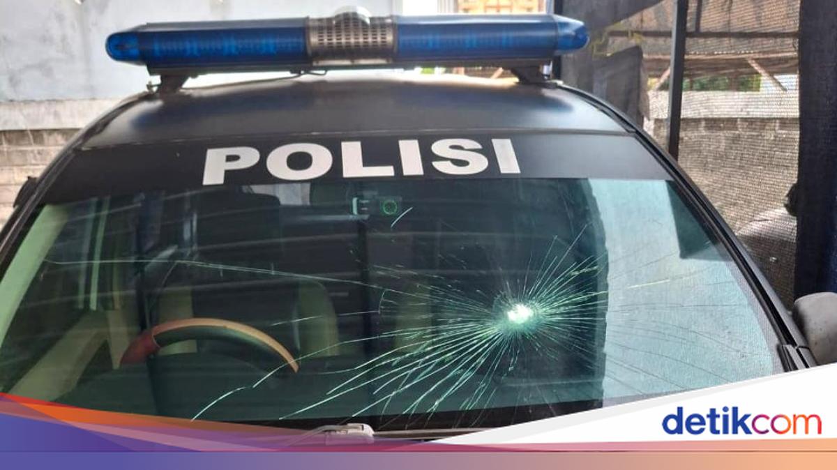 Rombongan Pesilat di Jatim Saling Lempar Batu, Kaca Mobil Polisi Pecah