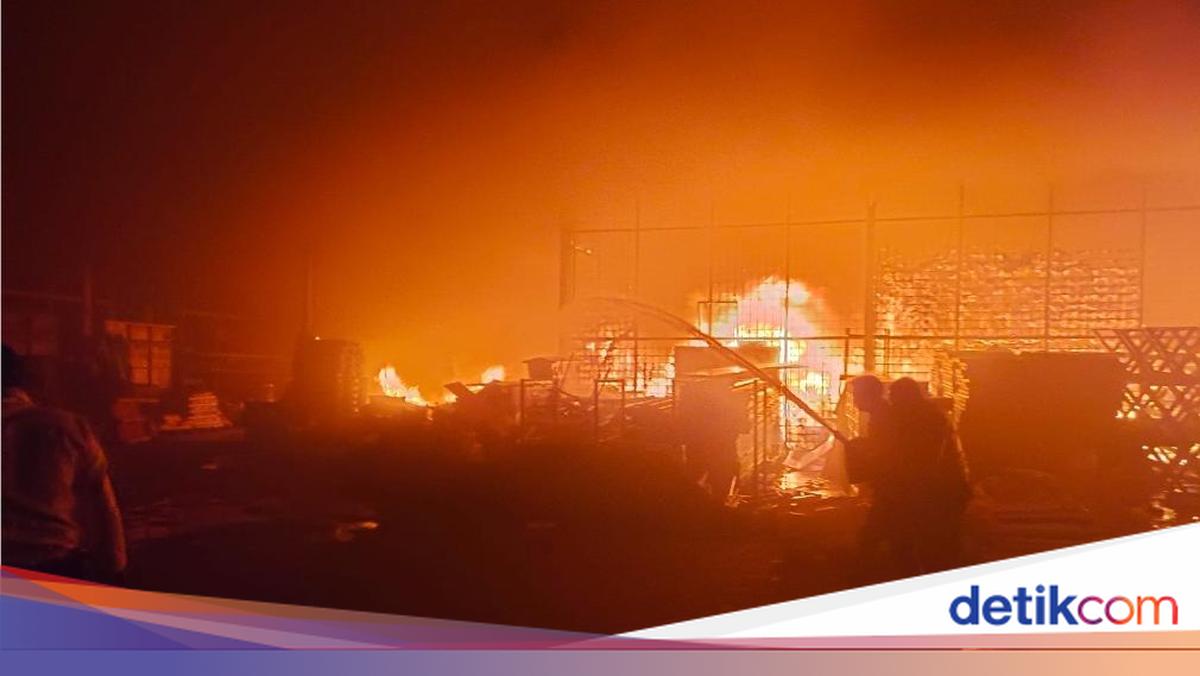 Gudang di Cakung Kebakaran, Api Berkobar