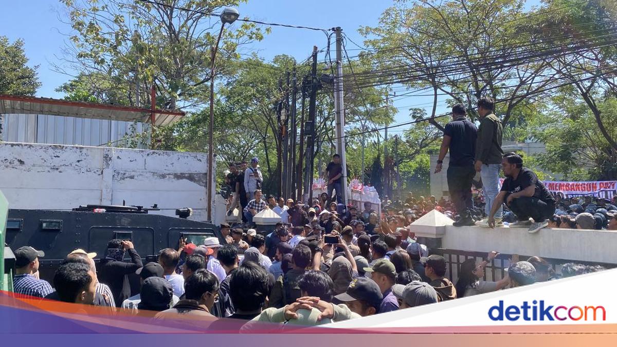 Eks Bupati Pati Sudewo Diborgol Usai Sidang, Massa Pendukung Ricuh
