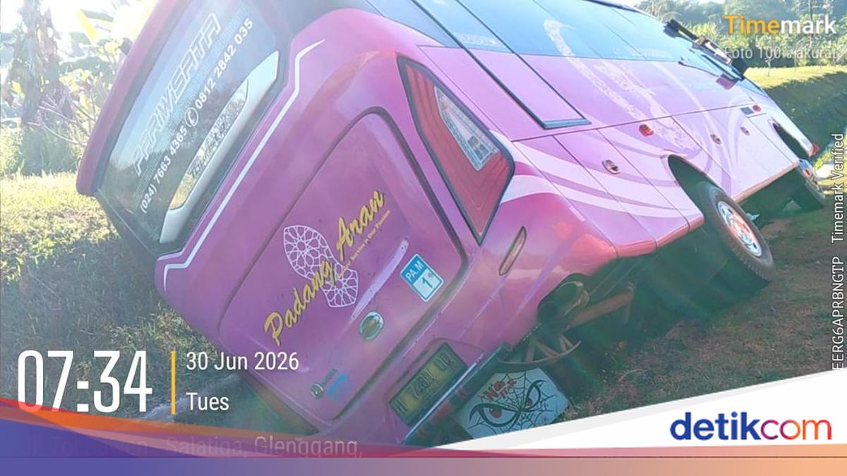 Bus Rombongan Piknik Masuk Parit di Tol Semarang, 2 Orang Tewas