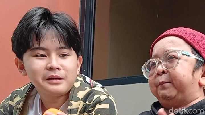 Daus Mini berfoto bersama anaknya yang bercita-cita menjadi rapper profesional