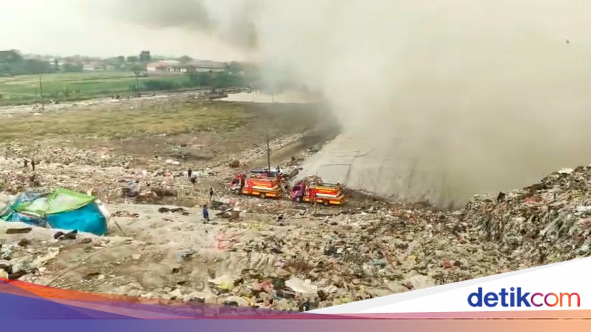 Sudah 24 Jam Kebakaran TPA Jatiwaringin Belum Padam, Ini Kendalanya