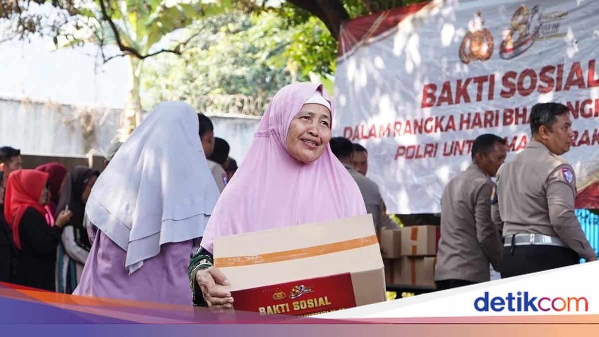Sambut Hari Bhayangkara Ke-80, Polri Salurkan Bansos di Cikeas Udik Bogor