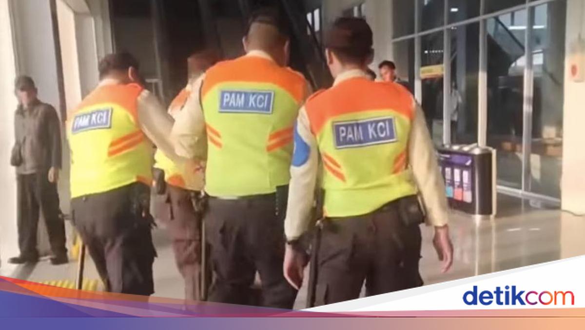 Viral Pria Teriak-teriak Nama Tokoh Saat Diamankan di Stasiun Duri