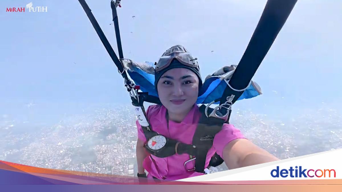 Aksi Terjun Payung Polwan dan Bhayangkari Meriahkan Hari Bhayangkara Ke-80
