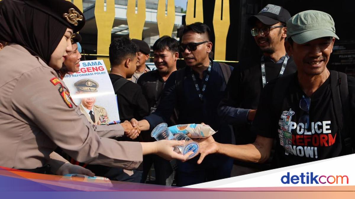 Hari Bhayangkara, Polda Metro Sambut Koalisi Masyarakat Sipil dengan Bunga