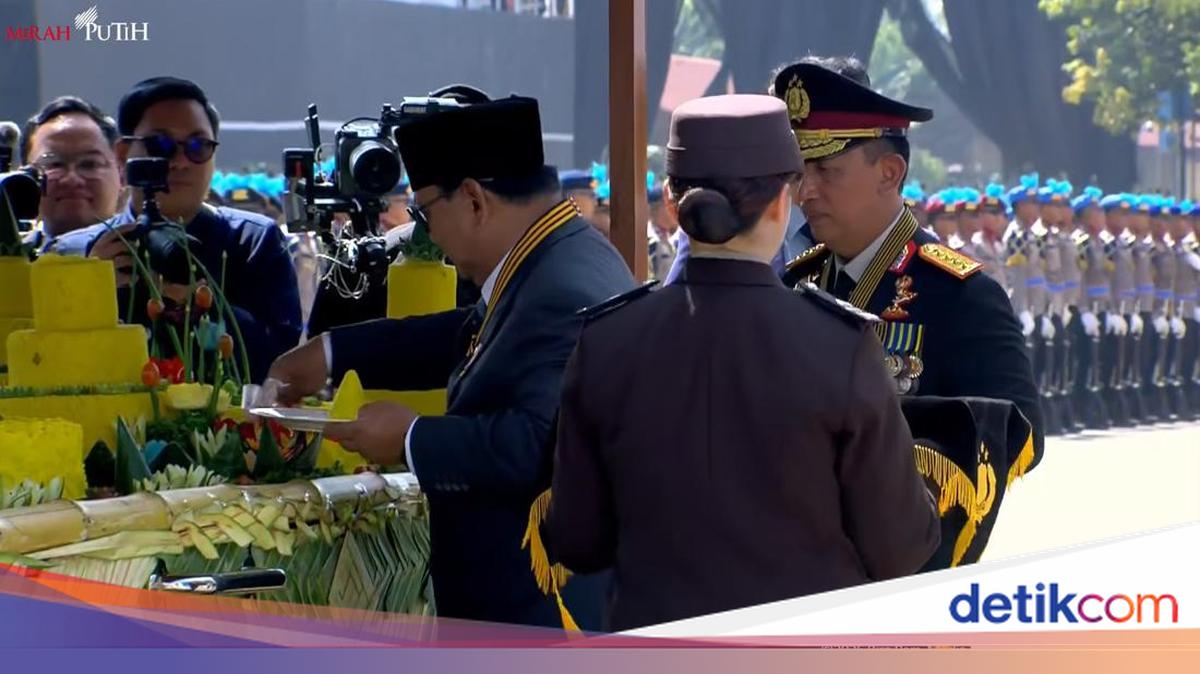Prabowo Potong Tumpeng di Hari Bhayangkara Ke-80, Diserahkan ke Kapolri